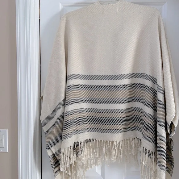 ABERCROMBIE & FITCH Shawl one size has pockets and fringe - Picture 3 of 8